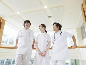 膝の痛み解消のための手術に関するリスクとメリットを徹底解説